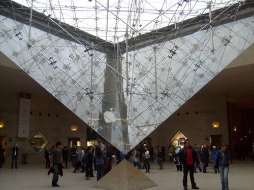 A-piramide-invertida-do-Museu-do-Louvre